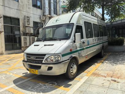 粤BM8186和粤BM8211依维柯牌大型专用客车2辆